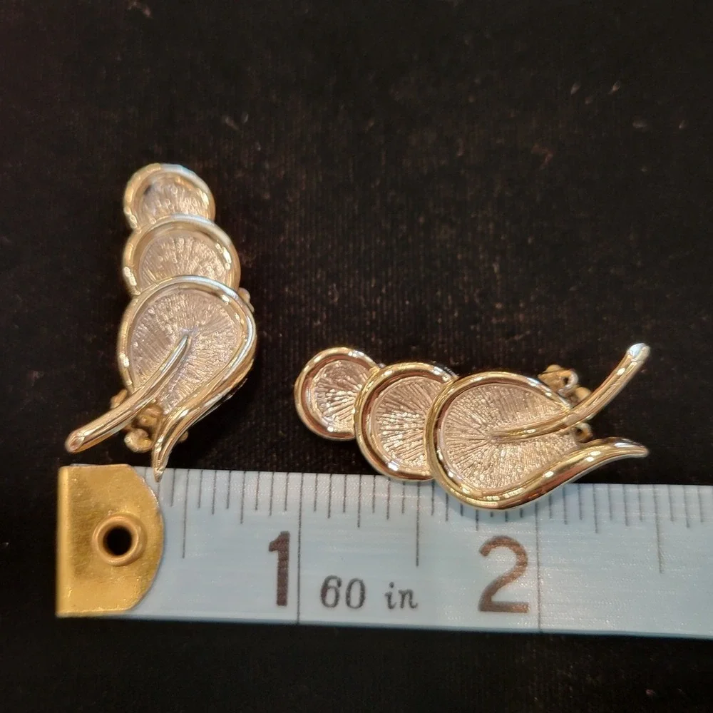 Vintage TARA Signed Light Gold Tone Floral Lily‎ Pad Clip On Earrings